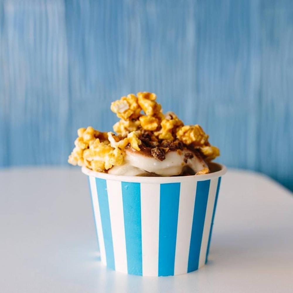UNIQIFY® 8 oz Blue Striped Madness Ice Cream Cups - Frozen Dessert Supplies 08BLUESMADCUP